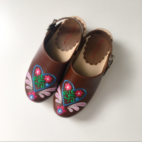 Hanna Andersson Other - Girls Hanna Anderson embroidered  leather clogs